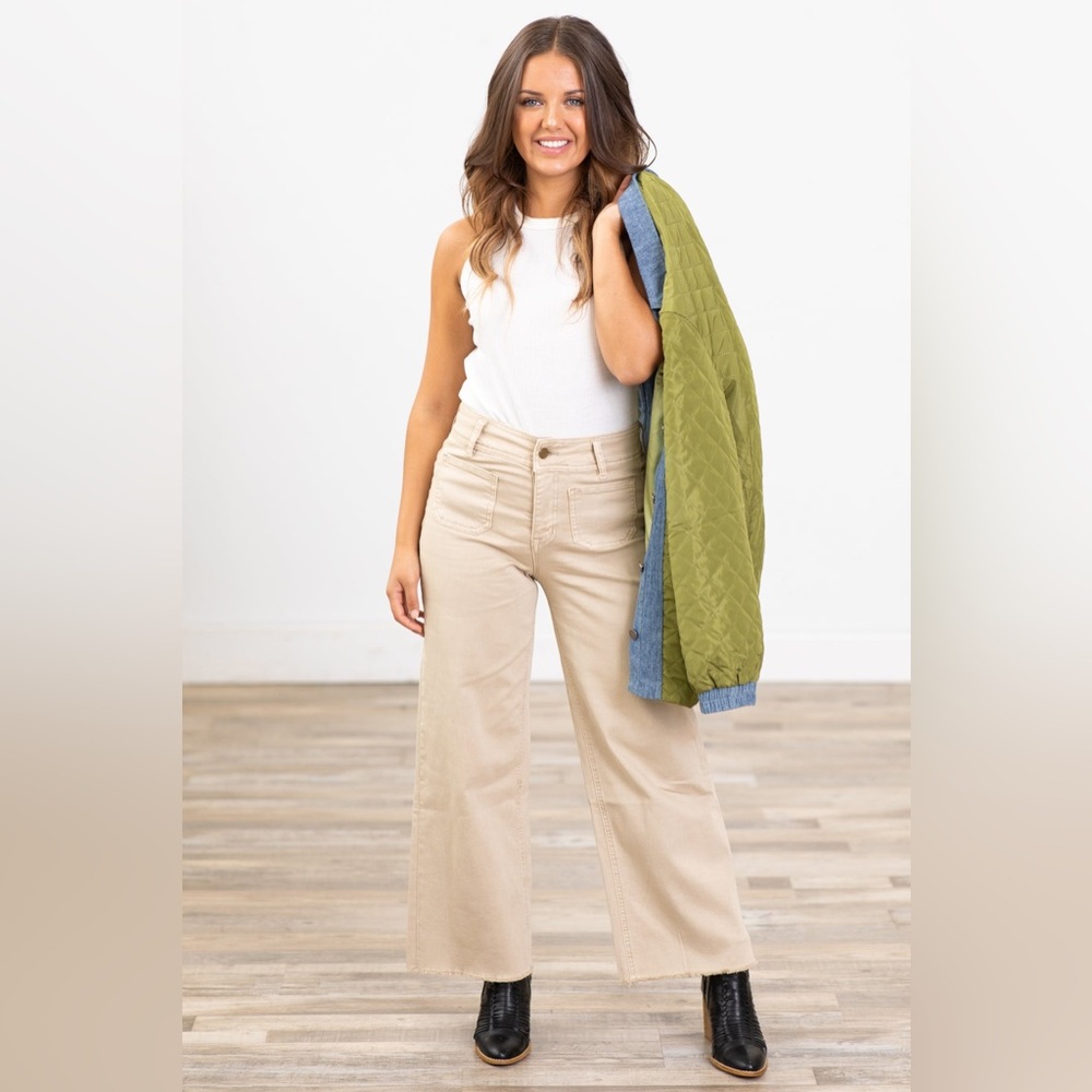 🏷️ NWT Mica Beige Cropped Wide Leg
Jeans